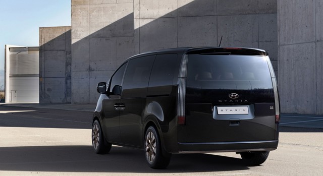 Hyundai Staria photo 2