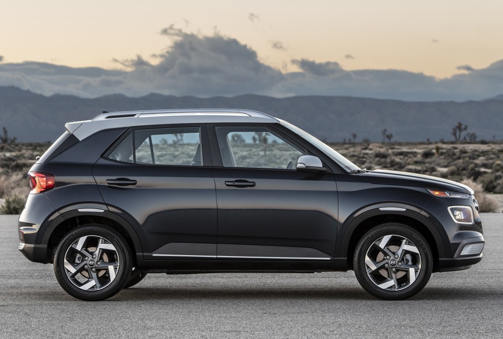 Hyundai Venue photo 2