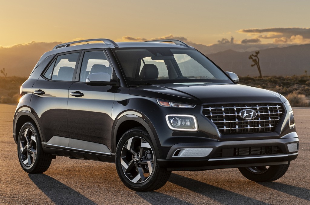 Hyundai Venue photo 3