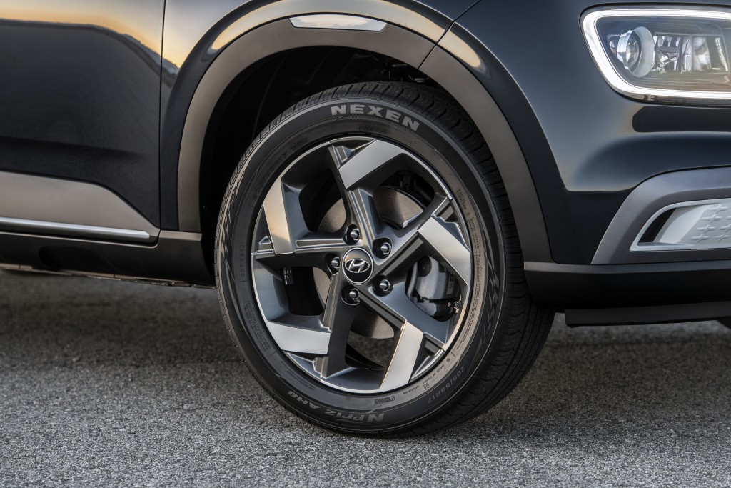 Hyundai Venue photo 5