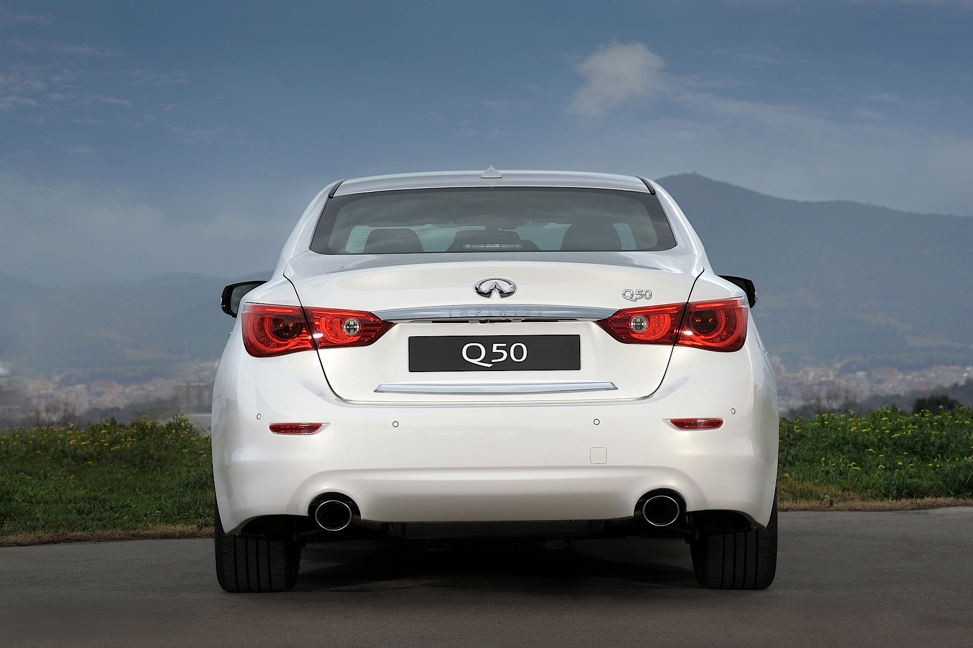 Infiniti Q50 photo 2
