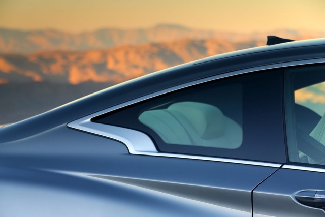 Infiniti Q60 foto 1
