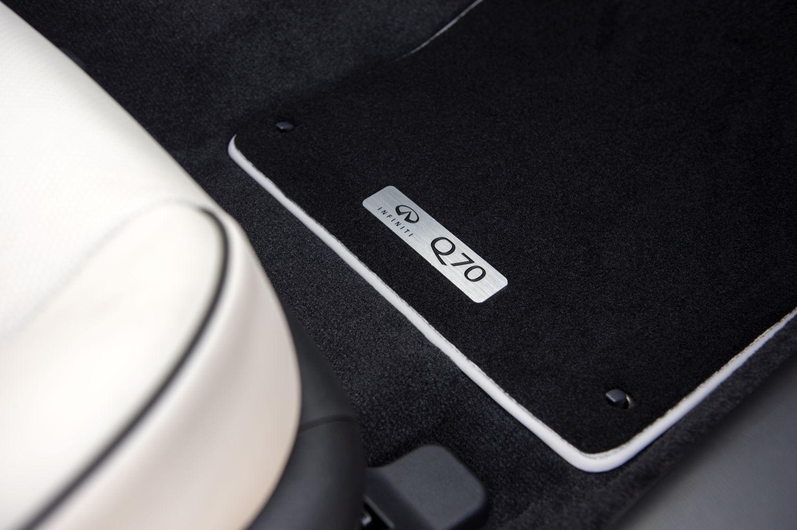 Infiniti Q70 photo 26