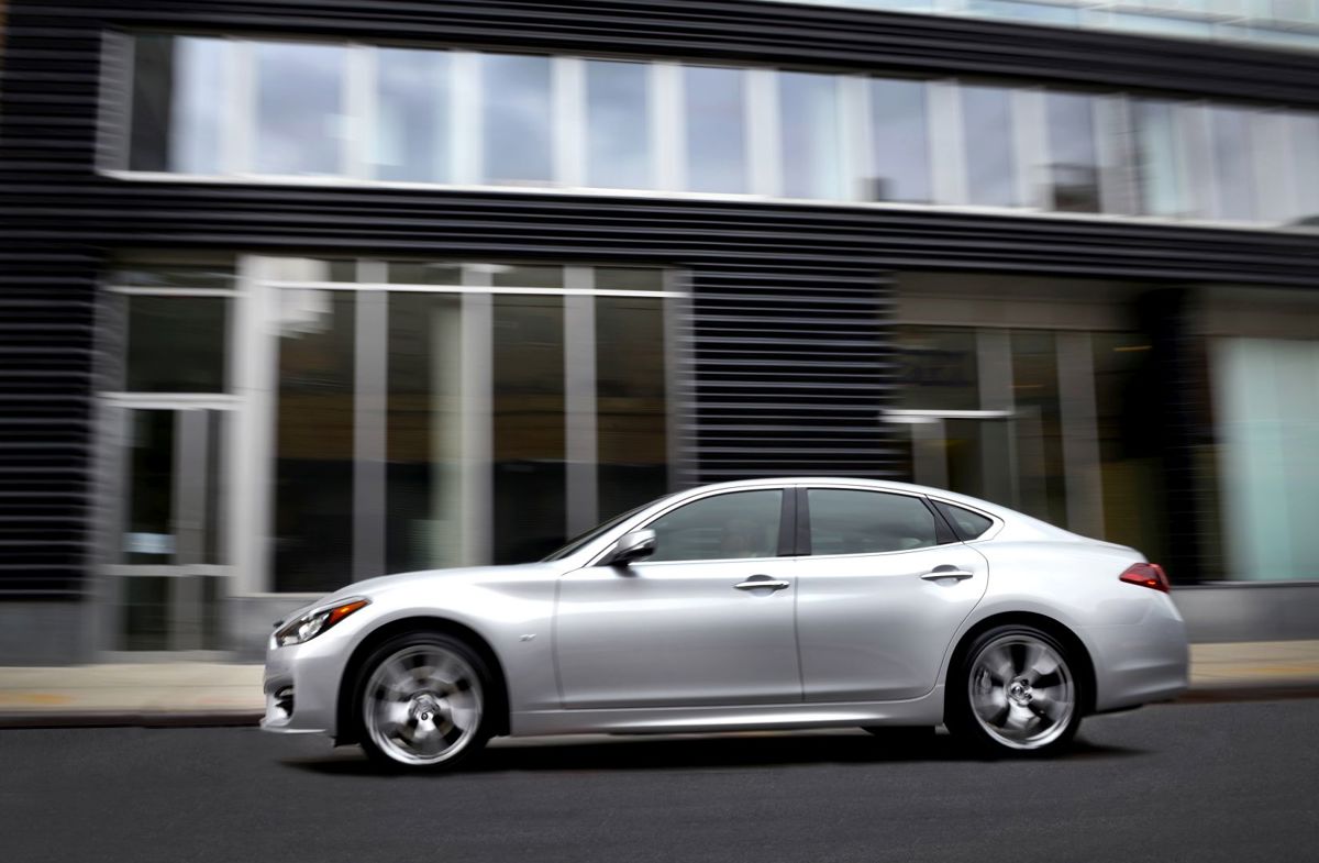 Infiniti INFINITI Q70 3.7L V6 7AT (330 HP)
