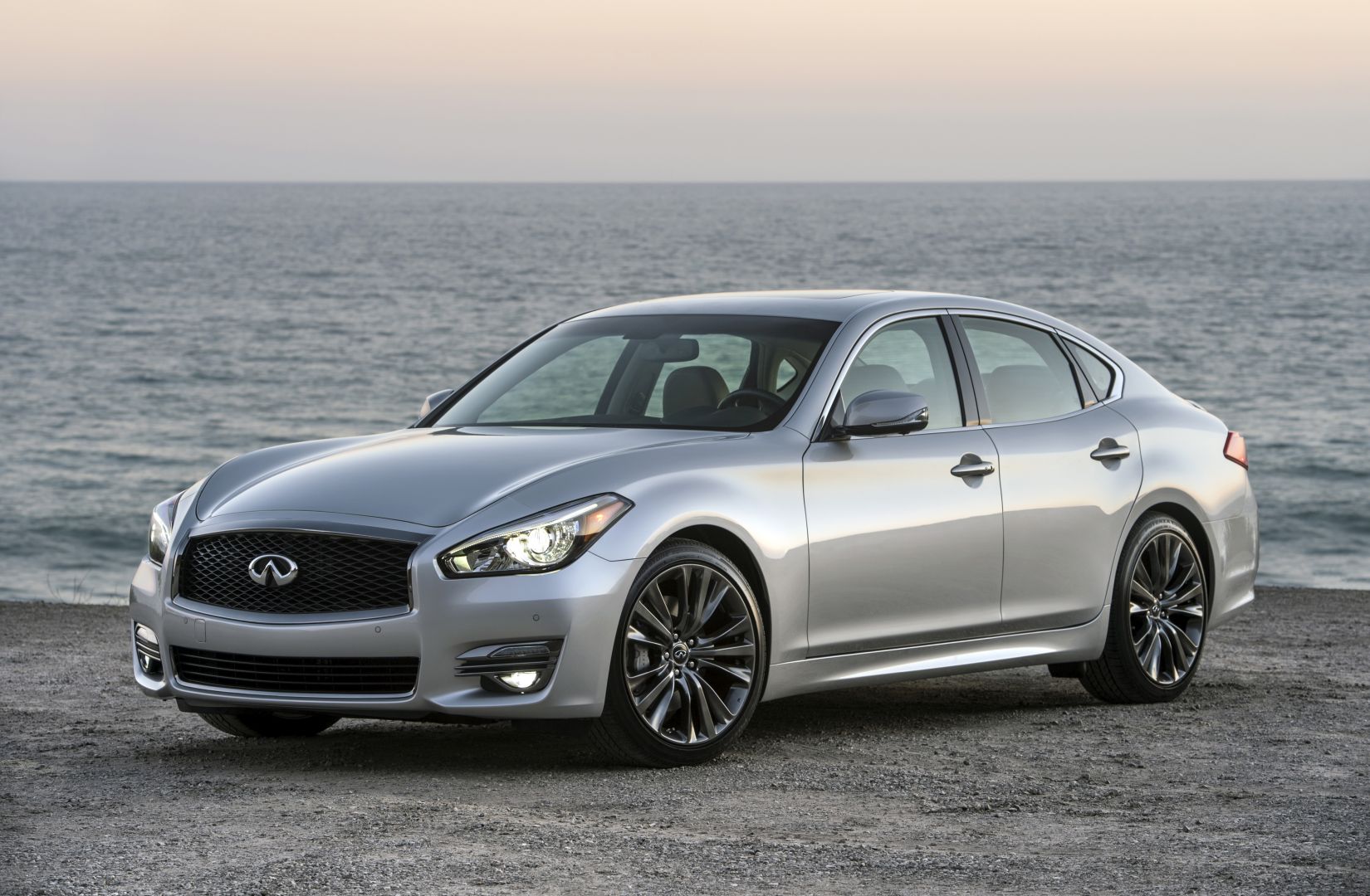 Infiniti Q70 photo 2