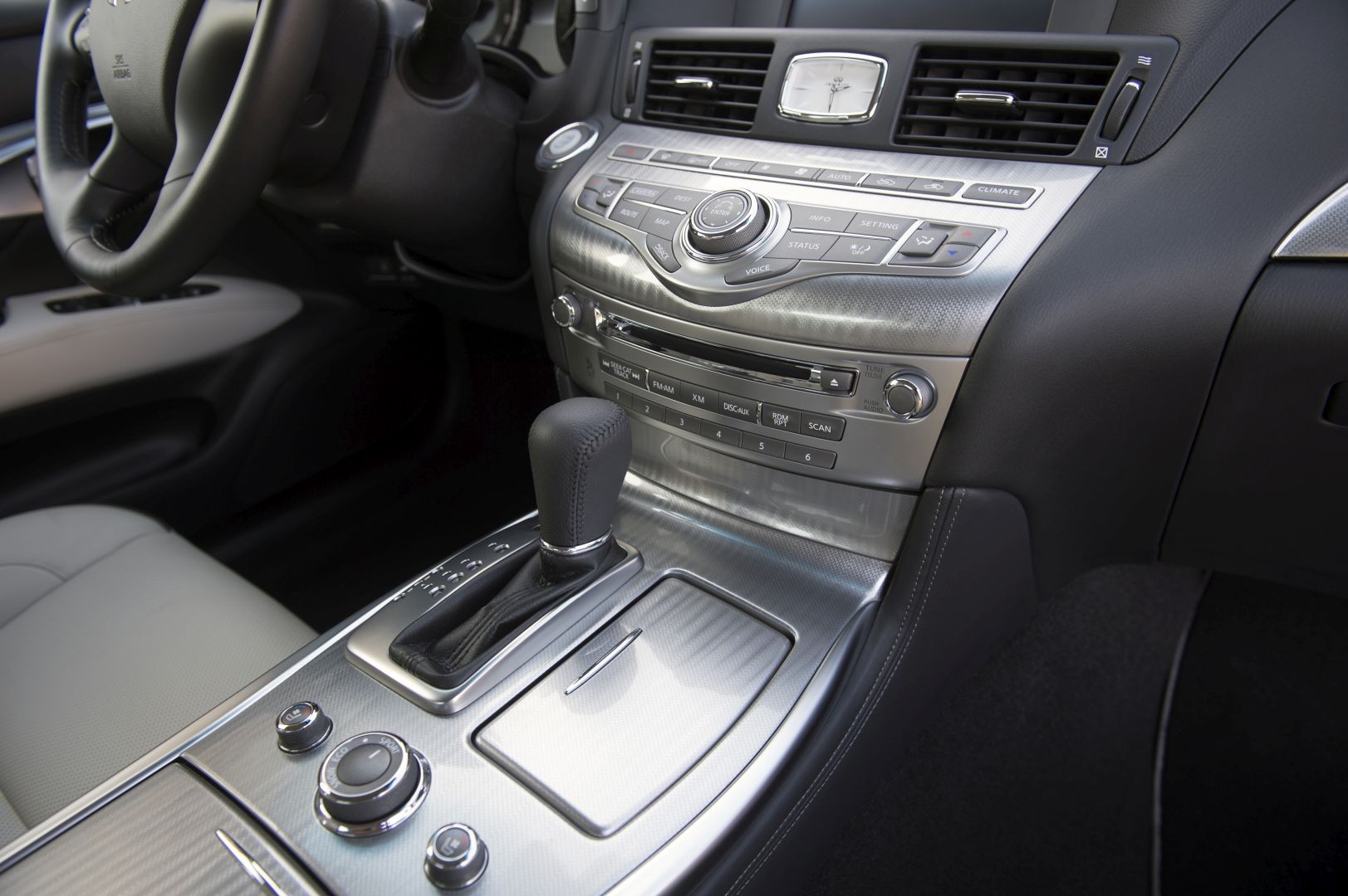 Infiniti Q70 photo 14