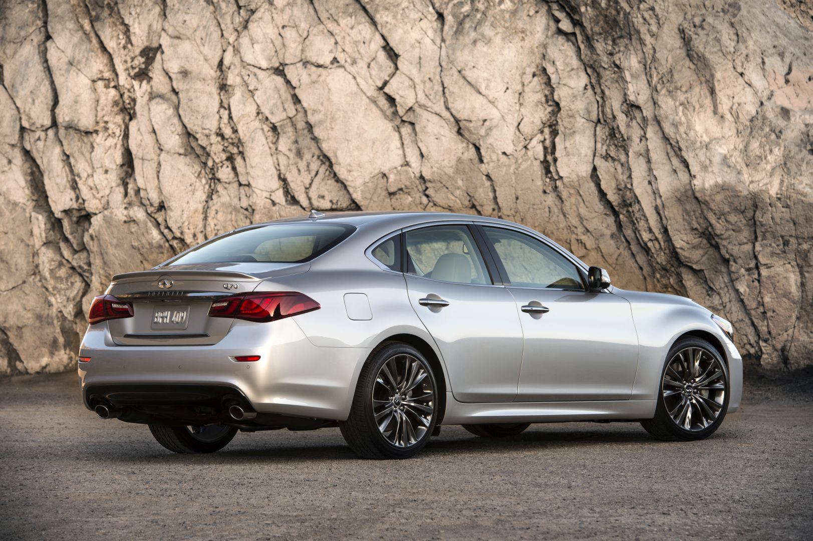 Infiniti Q70 photo 8