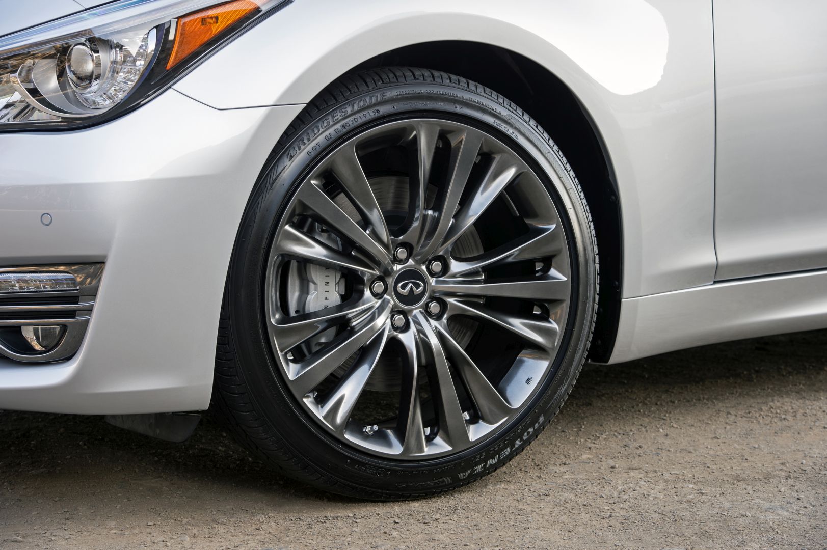 Infiniti Q70 photo 11