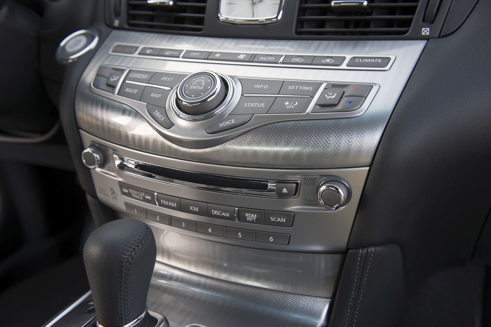 Infiniti Q70 photo 18