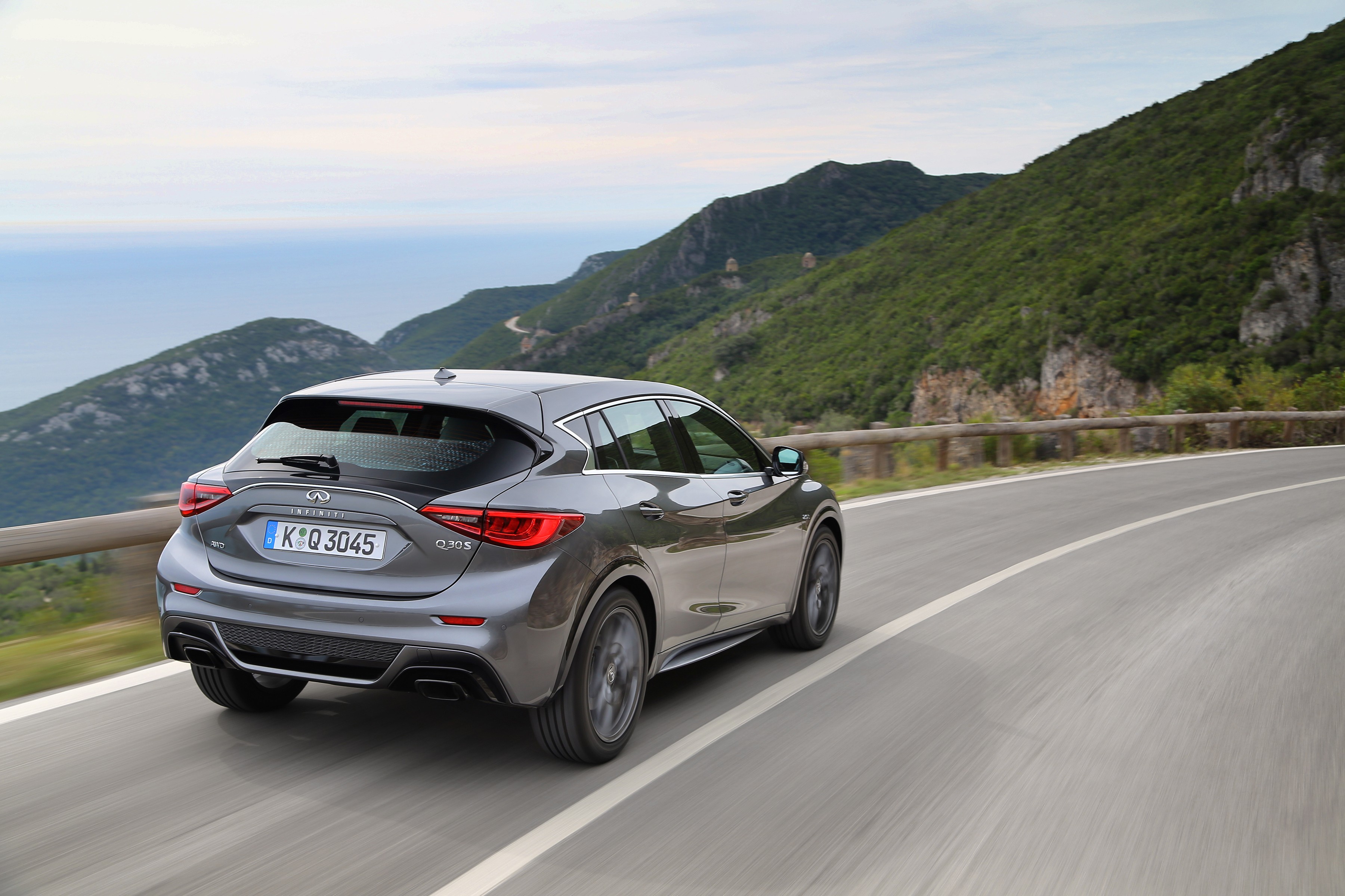 Infiniti Qx30 photo 17