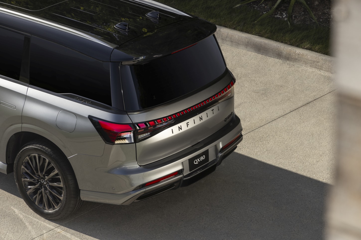Infiniti Qx80 photo 31