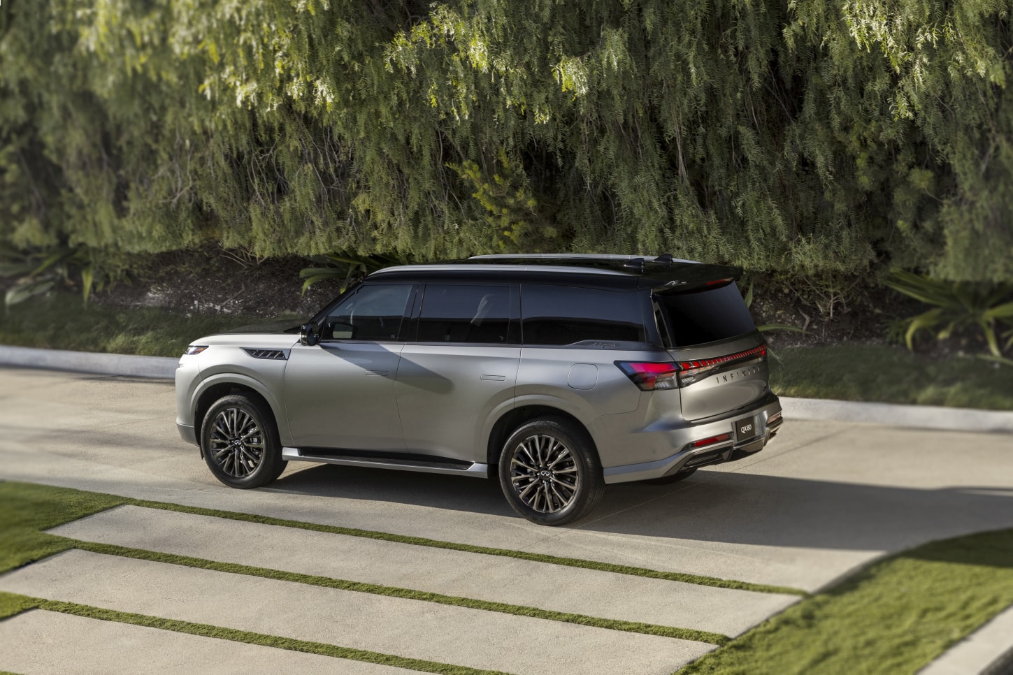 Infiniti Qx80 photo 32