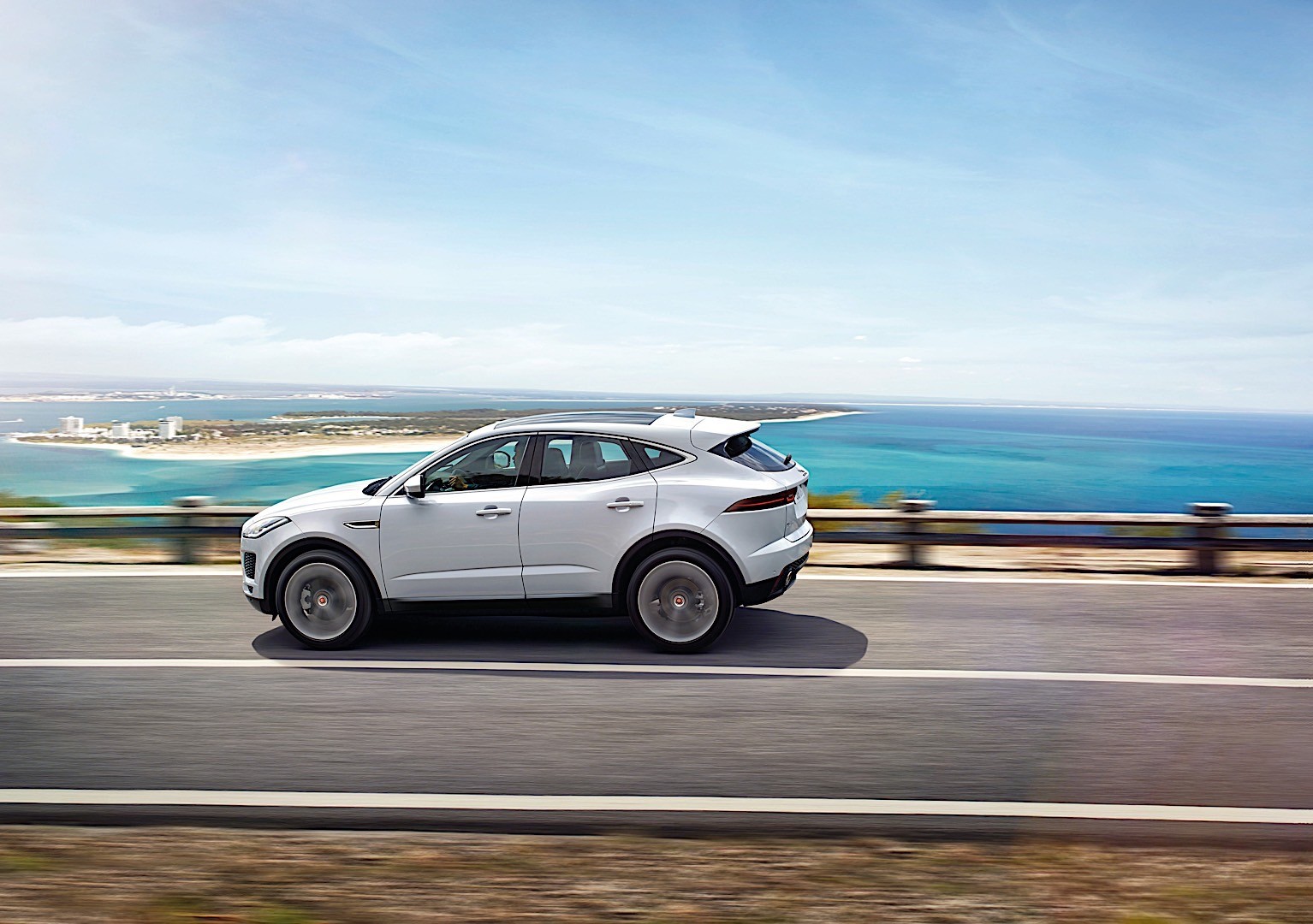 Jaguar E-Pace photo 8