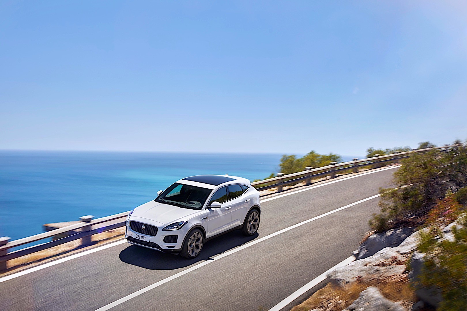 Jaguar E-Pace photo 12