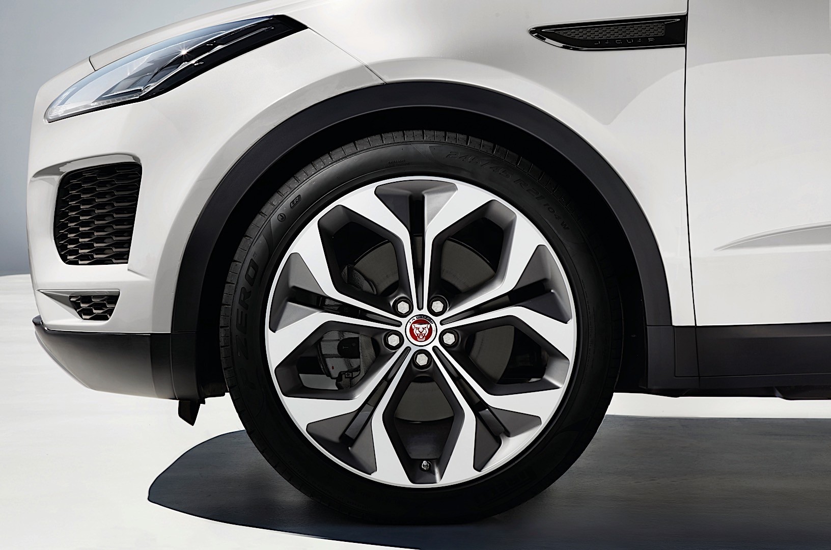 Jaguar E-Pace photo 16