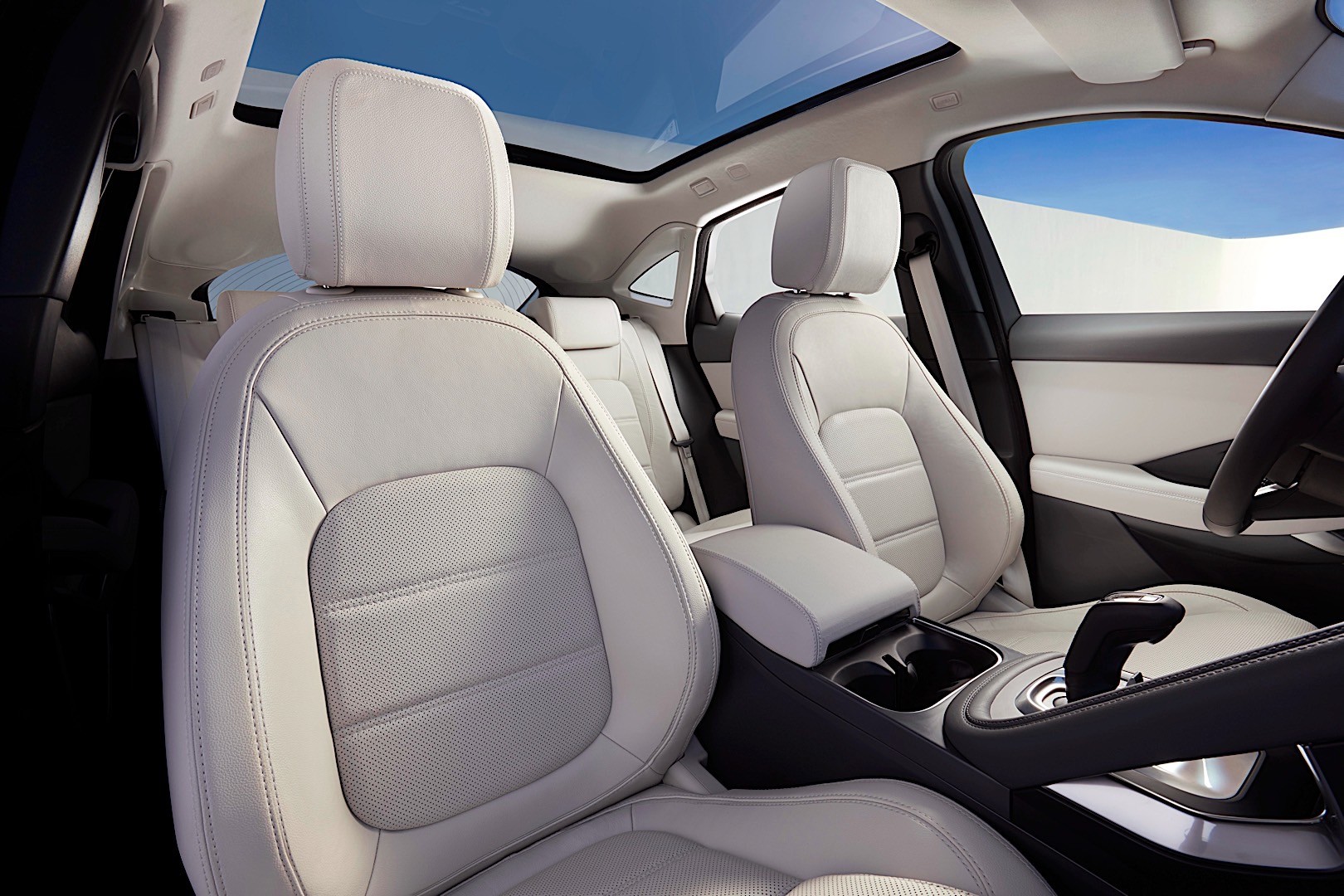 Jaguar E-Pace photo 43