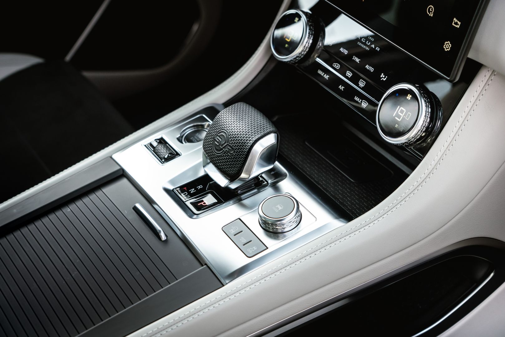 Jaguar F-Pace Svr photo 88