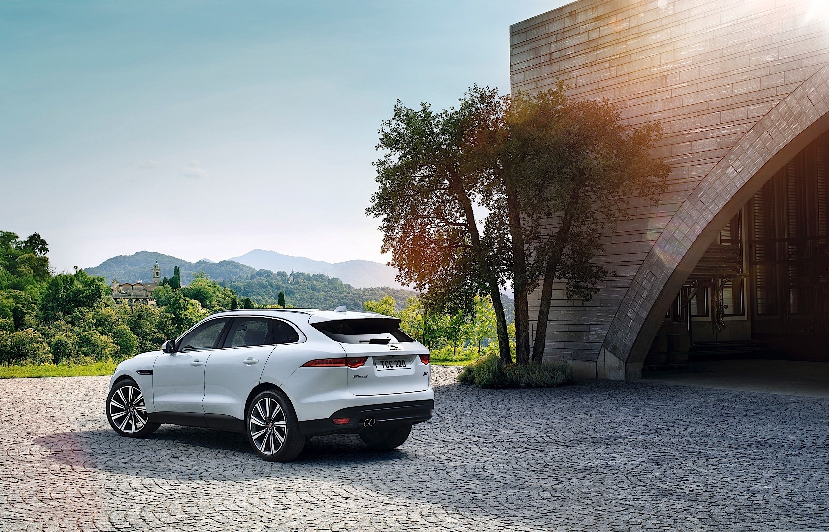 Jaguar F-Pace photo 8