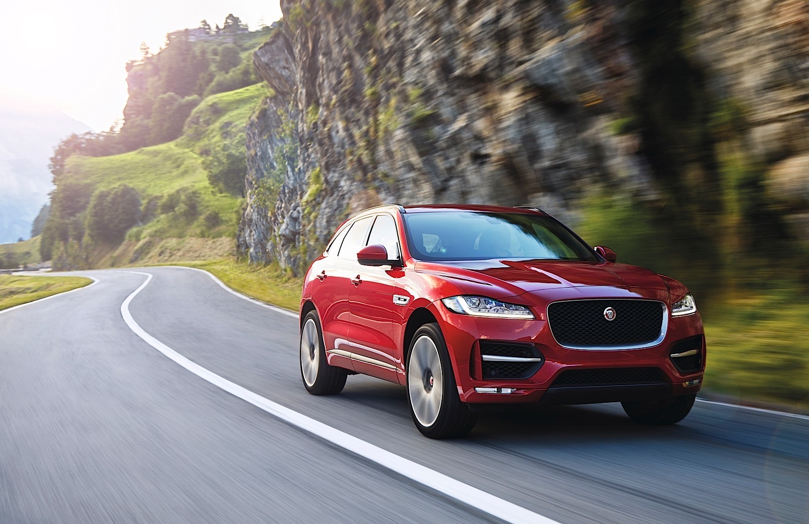 Jaguar F-Pace photo 10
