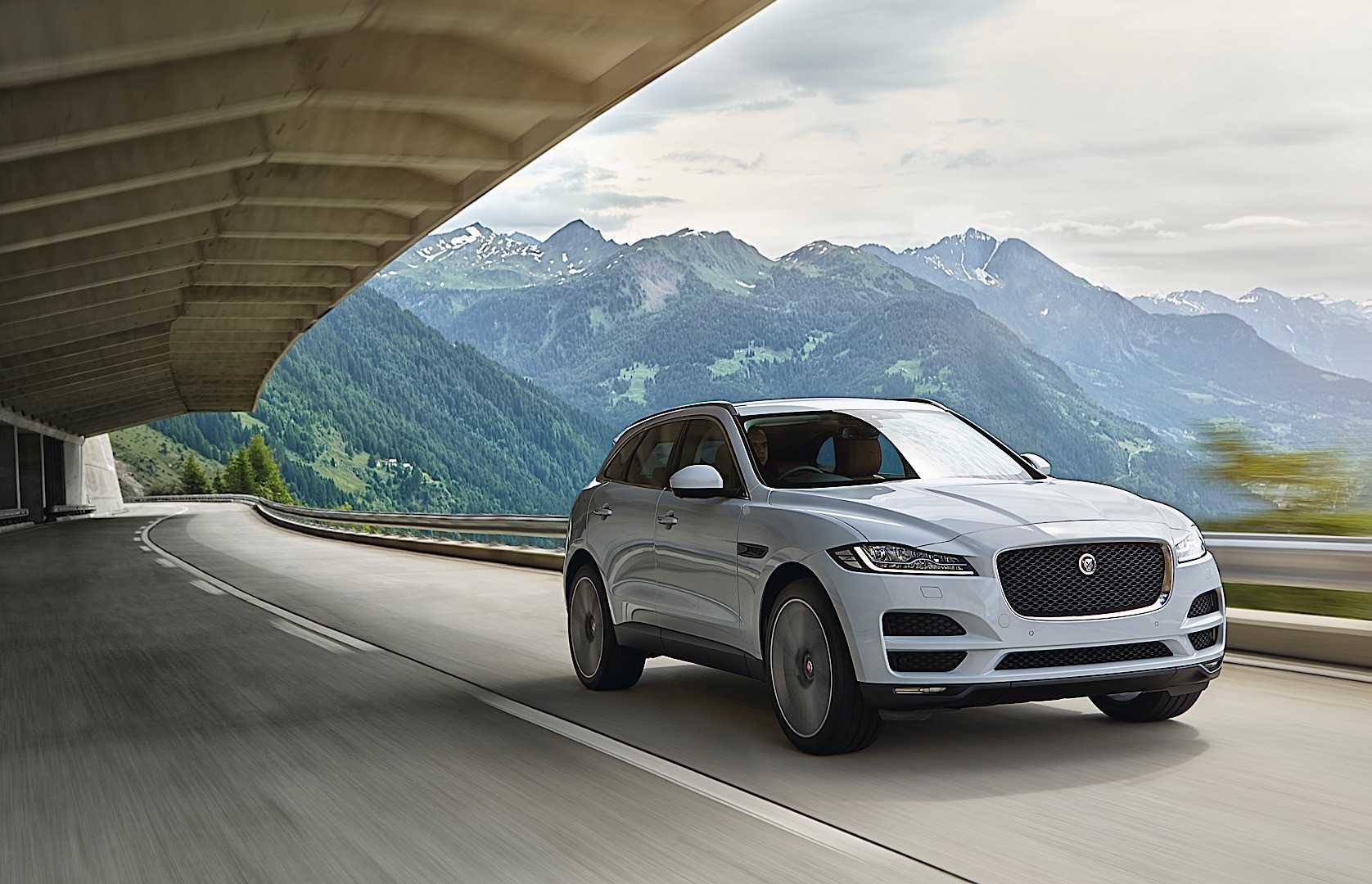 Jaguar F-Pace photo 11