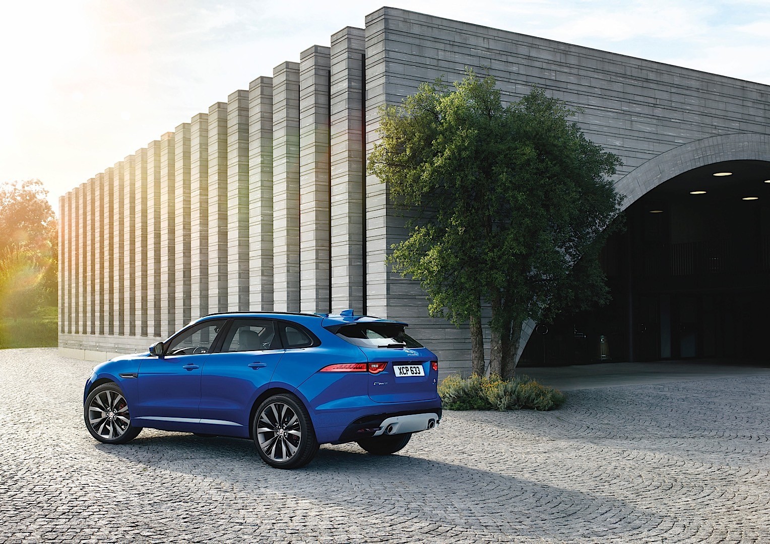 Jaguar F-Pace photo 14