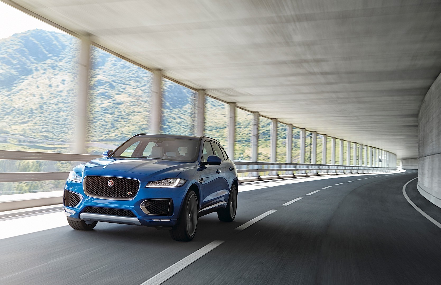 Jaguar F-Pace photo 27
