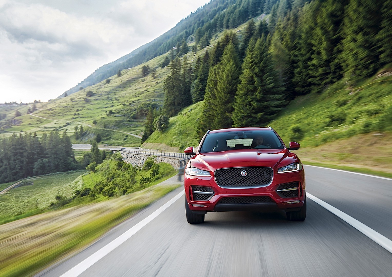 Jaguar F-Pace photo 36