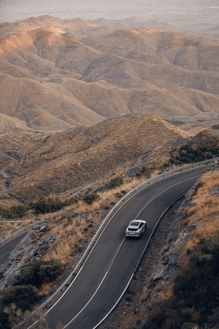 Jaguar F-Pace photo 8