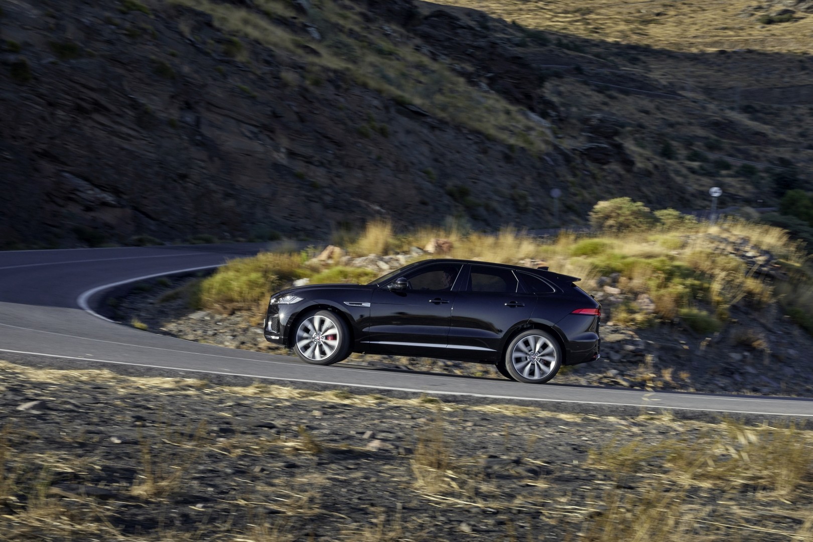 Jaguar F-Pace photo 10
