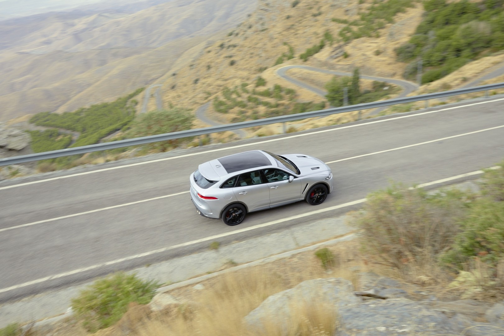 Jaguar F-Pace photo 13