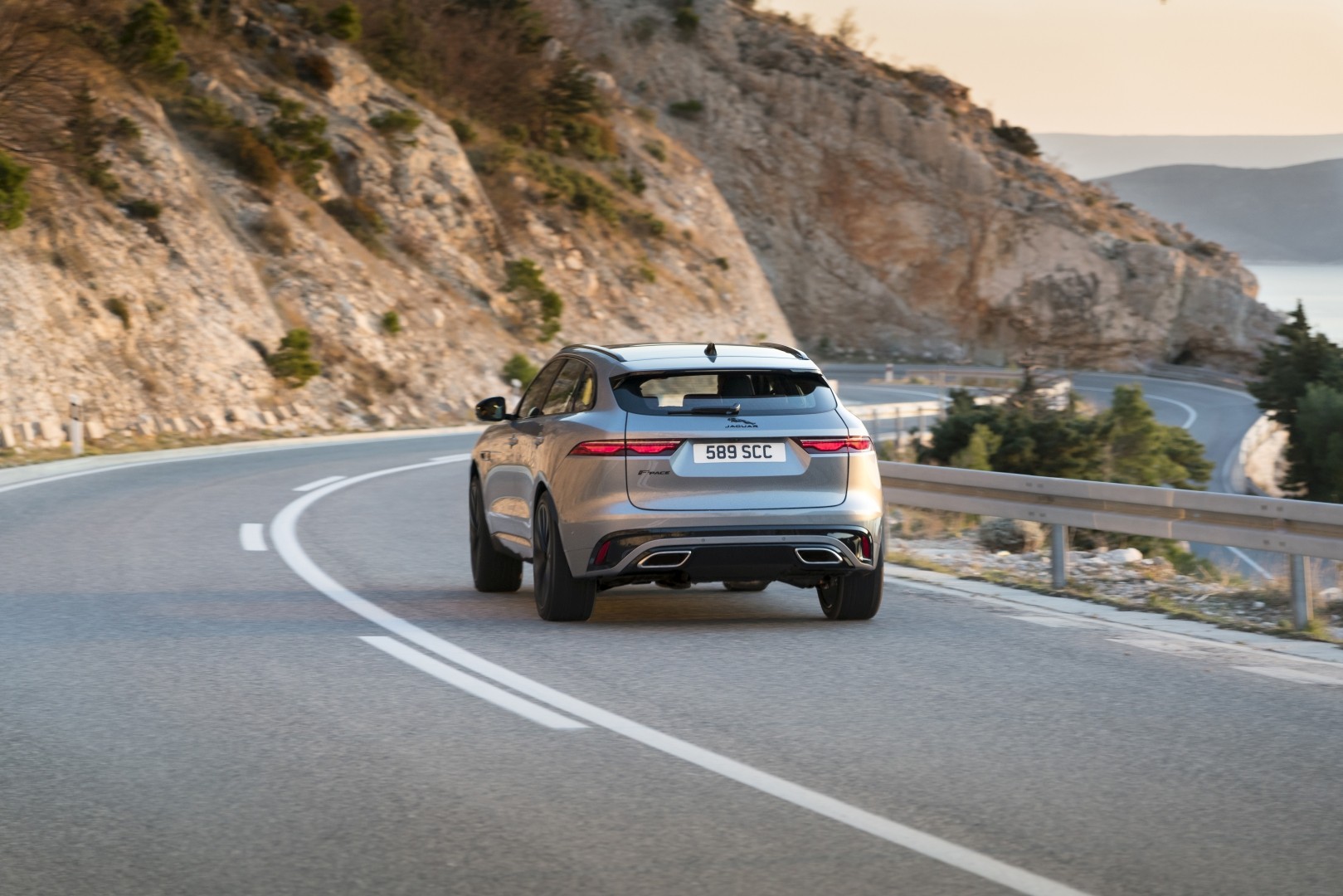 Jaguar F-Pace photo 26