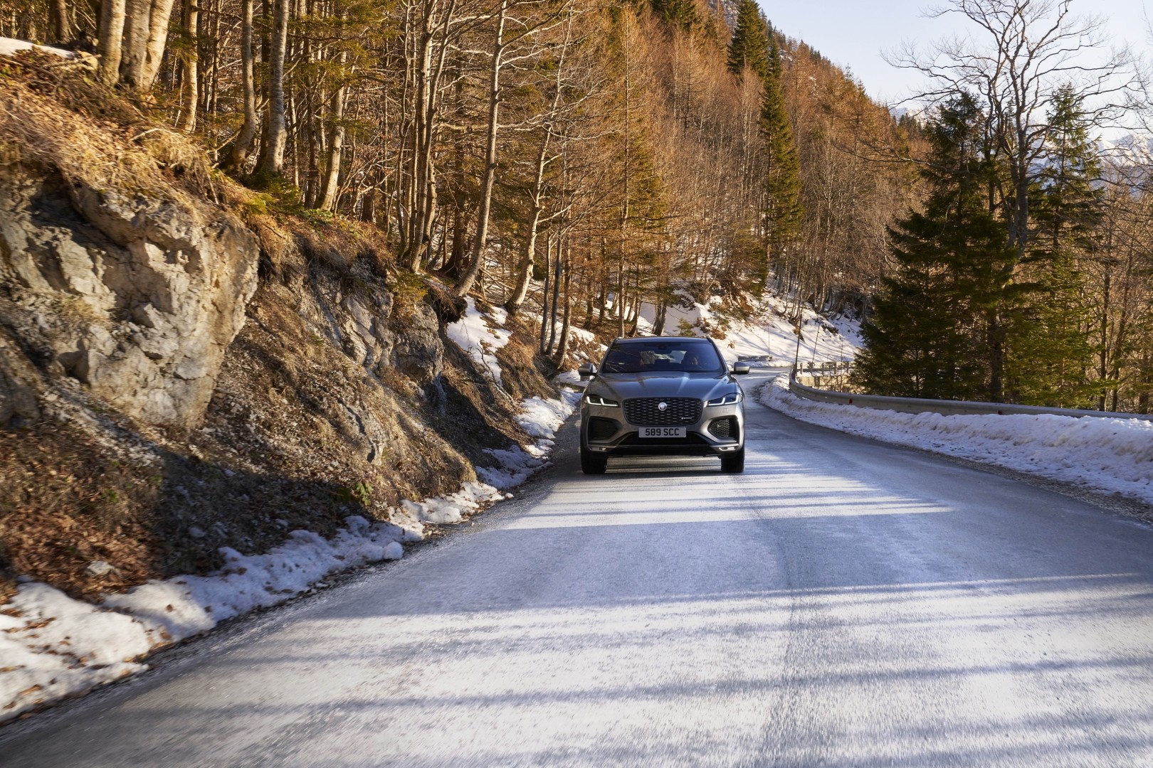 Jaguar F-Pace photo 37
