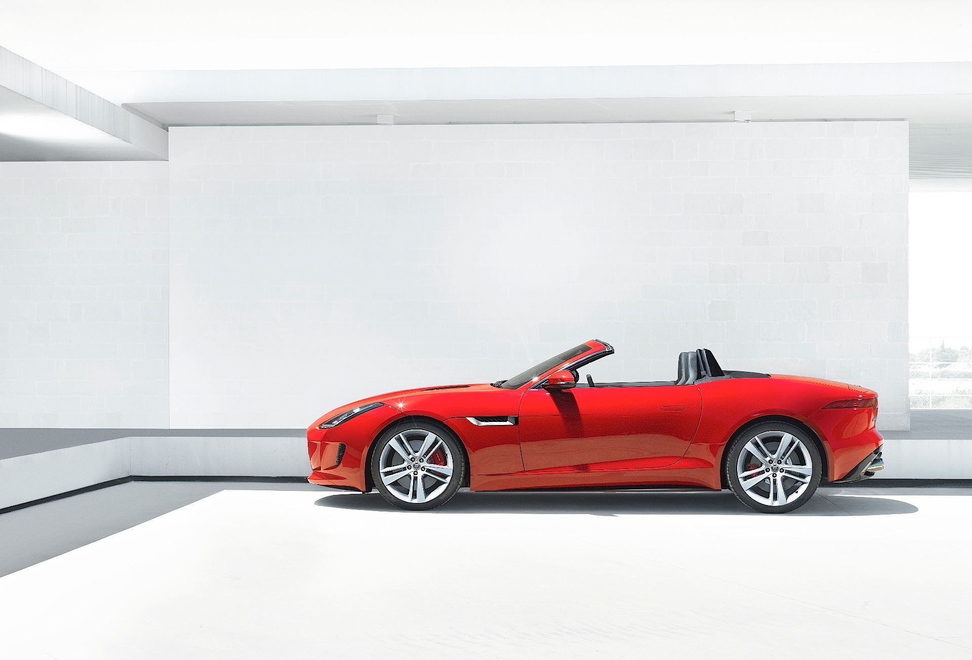 Jaguar F-Type Convertible photo 23