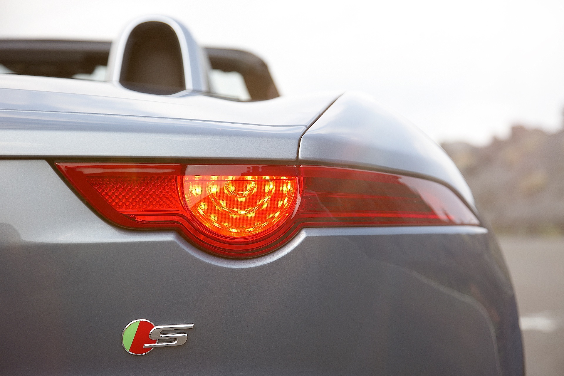 Jaguar F-Type Convertible photo 27