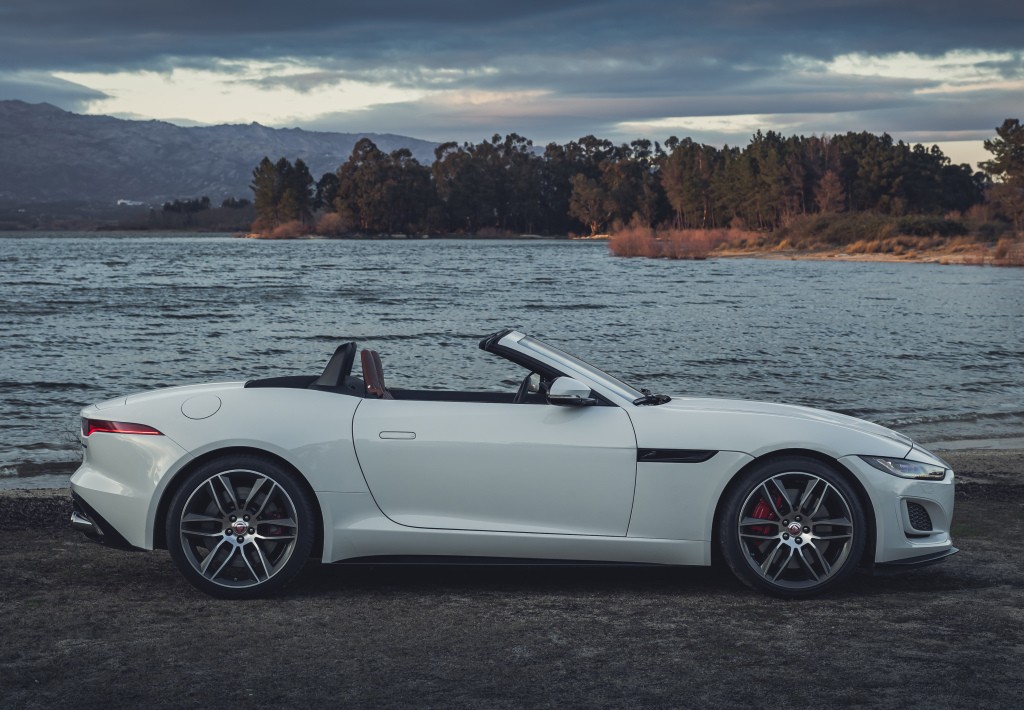 Jaguar F-Type Convertible photo 2