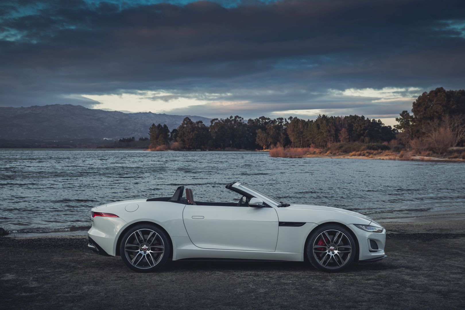 Jaguar F-Type Convertible photo 52