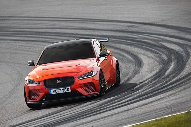 Jaguar Xe Sv Foto 12