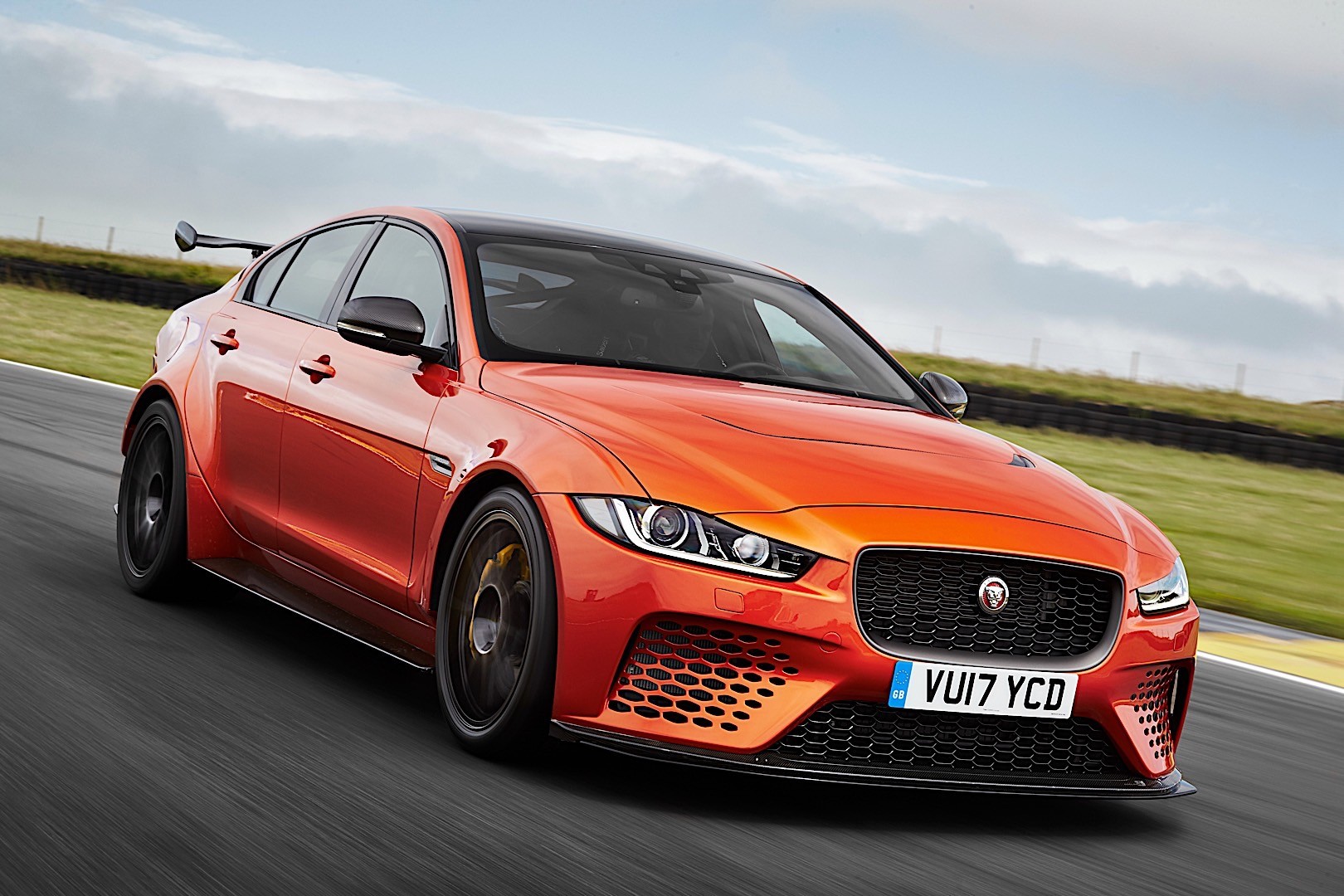 Jaguar Xe Sv photo 5