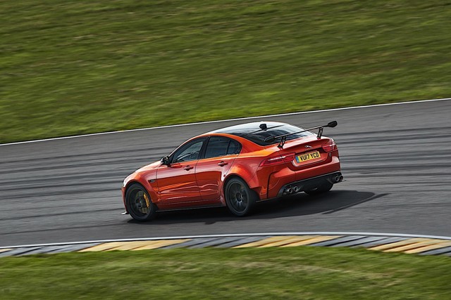 Jaguar Xe Sv Foto 6