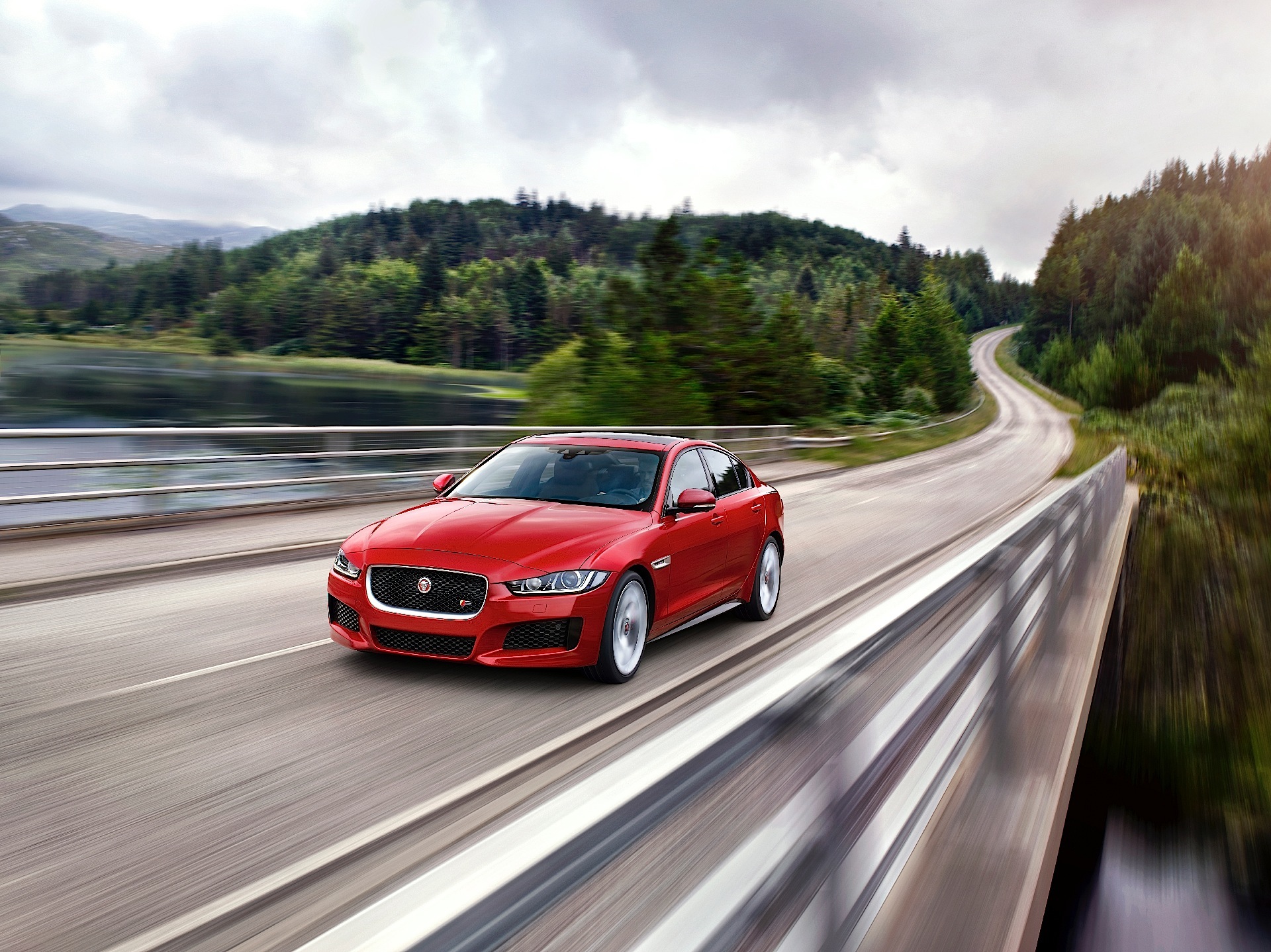 Jaguar Xe photo 11