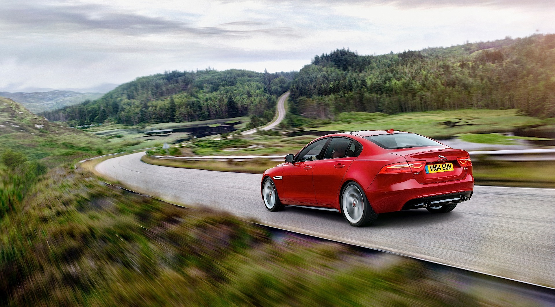 Jaguar Xe photo 12