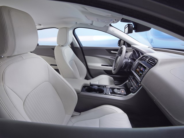 Jaguar Xe photo 51