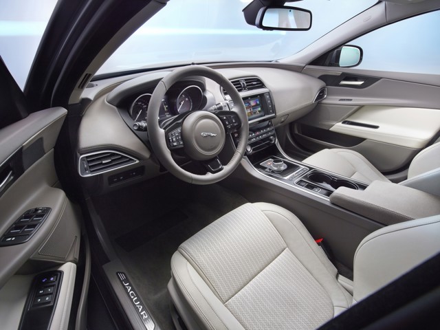 Jaguar Xe photo 52