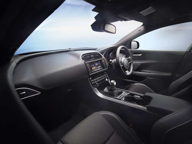 Jaguar Xe photo 57