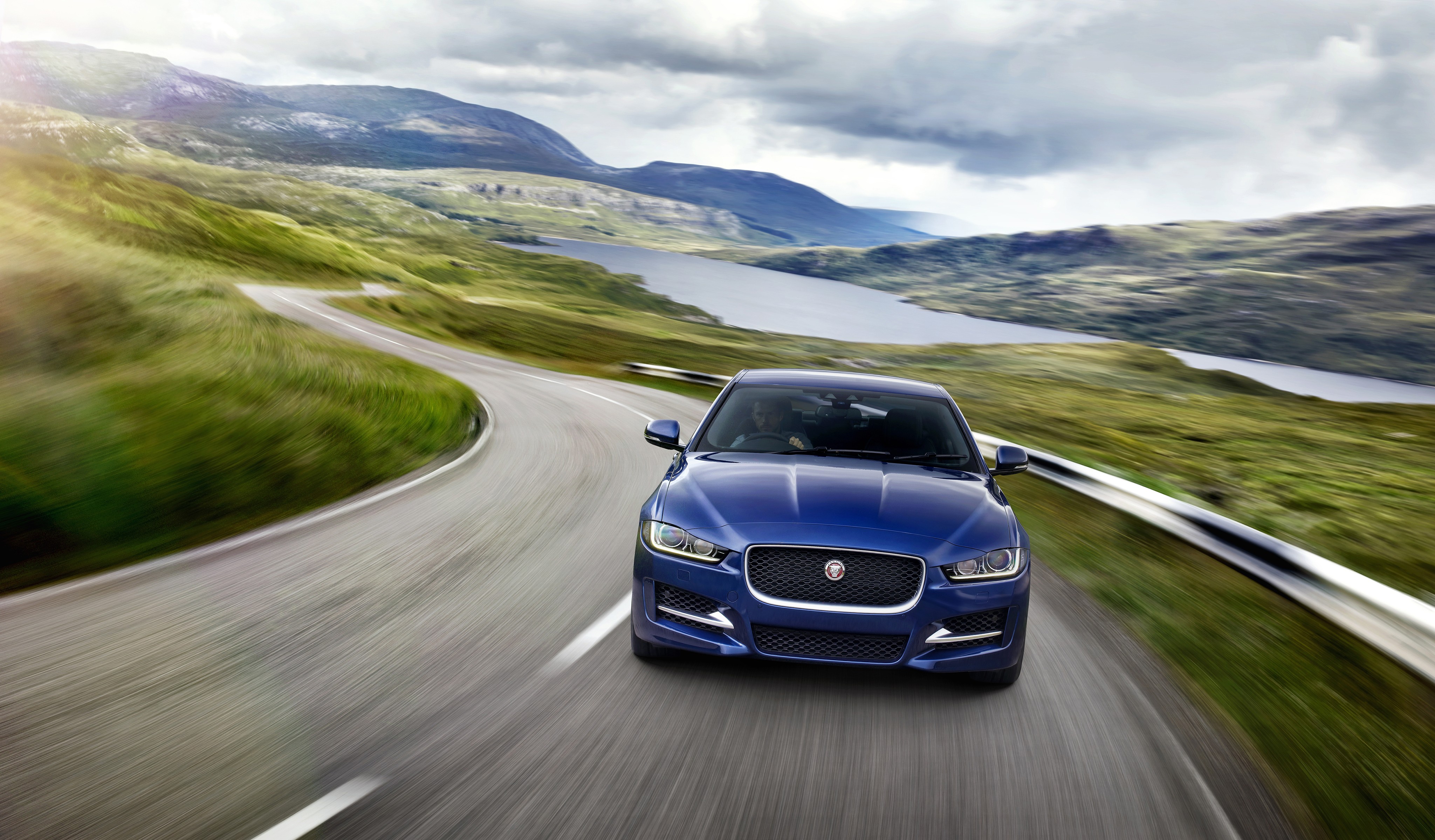 Jaguar Xe photo 37