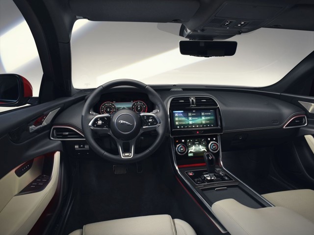 Jaguar Xe photo 32