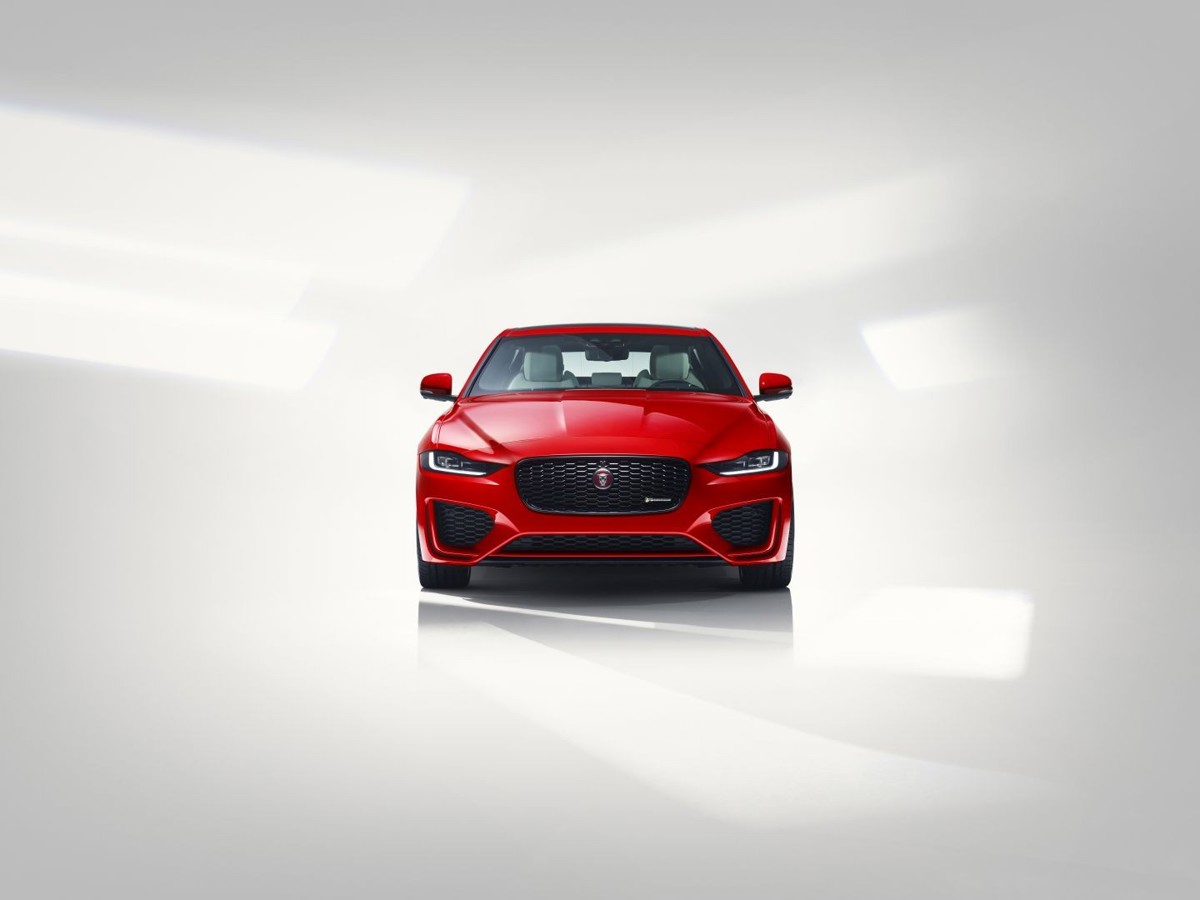 Jaguar JAGUAR XE 2.0L 8AT AWD (250 HP)