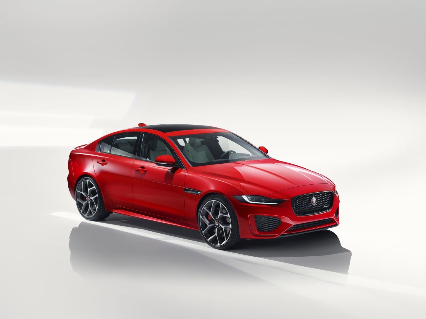 Jaguar Xe photo 2