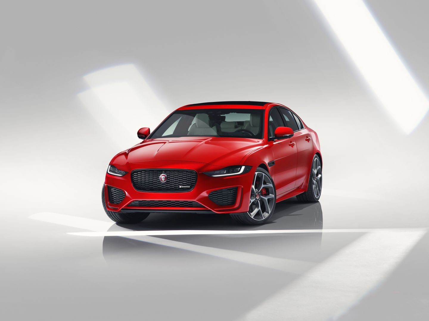 Jaguar Xe photo 4