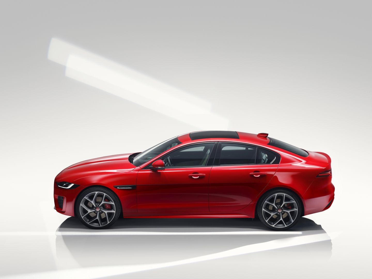 Jaguar Xe photo 7